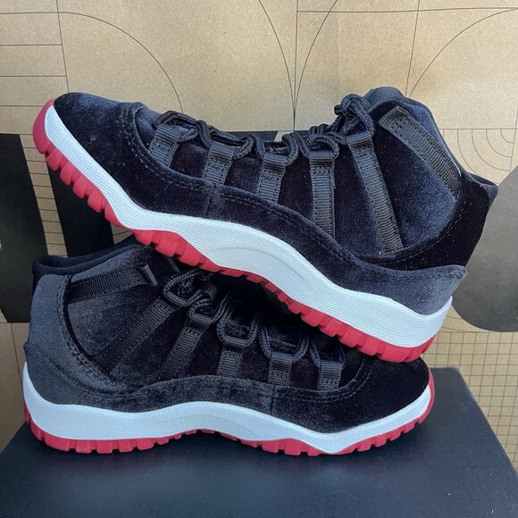 NEW Air Jordan 11 Velvet Bred Black Red Kids Size 11C HF7807-061 - Picture 2 of 6